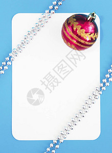 新年假期蓝色背景树上带玩具球的白色节日圣诞礼卡图片