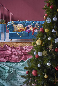 美丽的圣诞树和深蓝沙发有新年图片