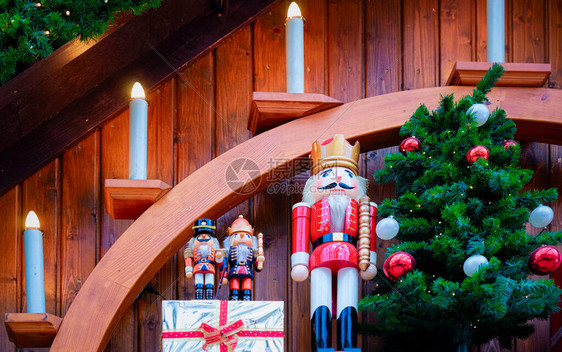 胡桃夹子和玻璃圣诞树装饰品在冬天在欧洲的德国圣诞市场德国街头圣诞节和欧洲城市或城镇的假日集市柏林威廉图片