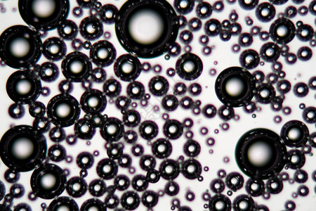 显微镜下和偏振光下表面活剂流体中的气泡表面活剂流体用作清洁剂润湿剂乳化剂发图片