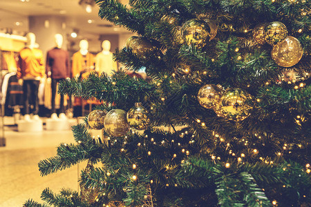 商场的圣诞树和有购物服图片