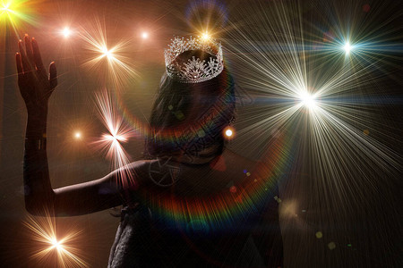 选美小姐选美大赛的肖像在露背晚装皮草礼服闪发光的钻石皇冠图片