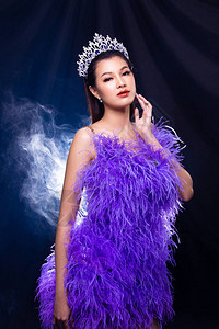 紫色羽衣之夜彩珠舞会的盛丽美女比赛肖像与钻石冠图片