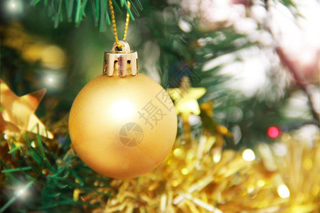新年节日圣诞树的金玩具球图片