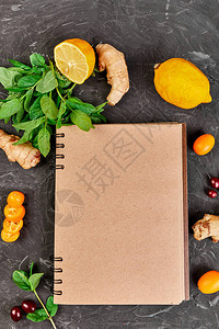 带有健康产品时尚防护食品冠状免疫概念或饮食增强免疫系统的蔬菜和水果增强免疫的健康的笔记本图片