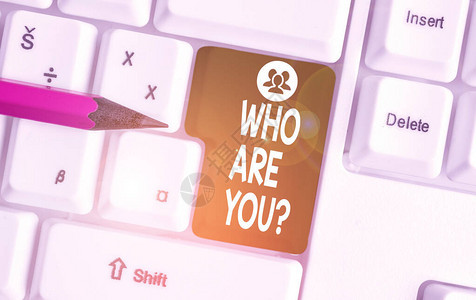 手写文字书写你是谁的问题概念照片询问展示身份或展示信息白色pc键盘图片
