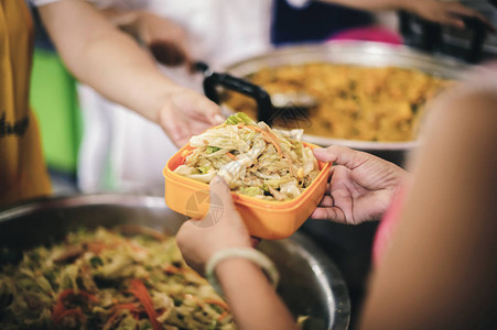 乞丐在社会慷慨大方的帮助下获得食物图片