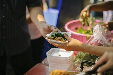 向社会上的人们捐赠食物图片