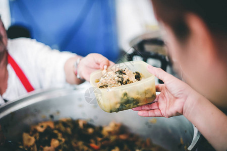 向社区中的穷人捐赠食物图片