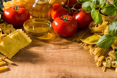 意大利面食和配料木桌上的馄饨通心粉意粉意大利式图片