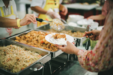 穷人的手一直在乞求捐赠者捐献食物图片