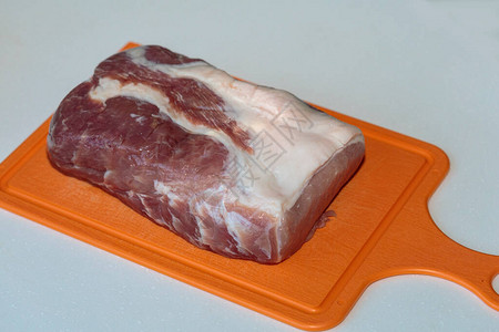 牛排在砧板上的生猪肉图片