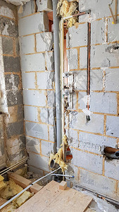 拆除旧浴室拆除瓷砖露出水管和排水管图片