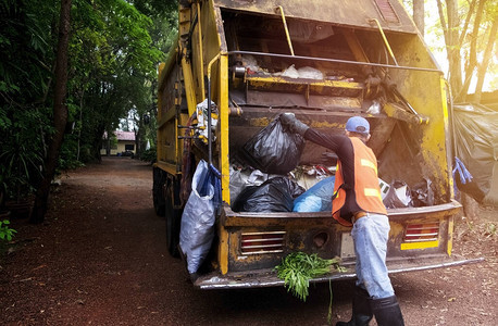 工人用垃圾收集车收集垃圾图片