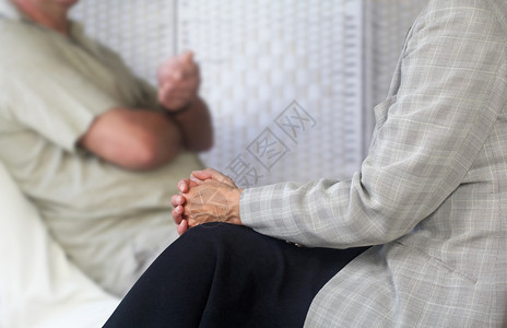 坐在沙发上听男病人说话的女心图片