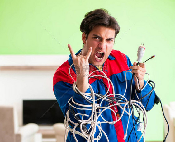 电缆缠结的电工承包商图片