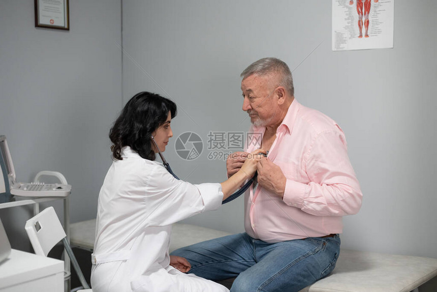 一名女医生正在观察一名高级病人请查看InfoFin高清图片下载-正版图片504051579-摄图网
