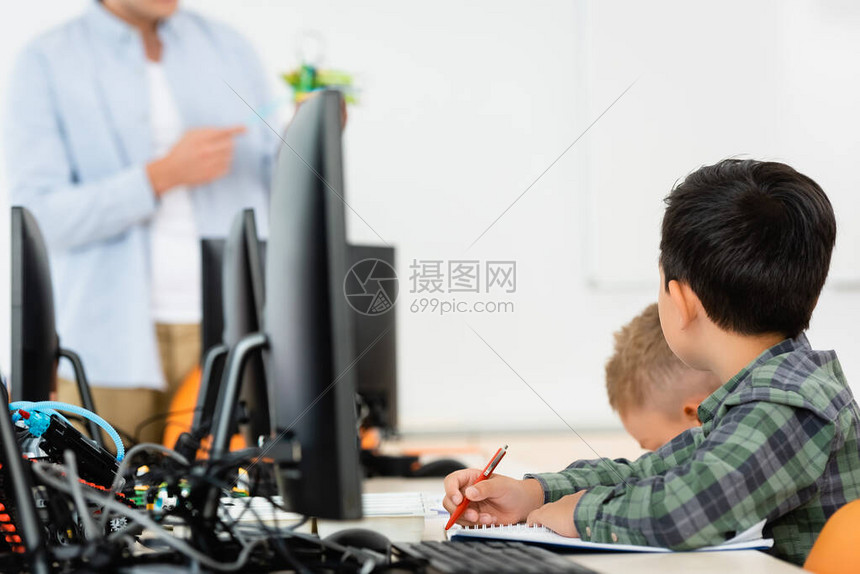 在与干中学教师上课时高清图片下载-正版图片504051666-摄图网