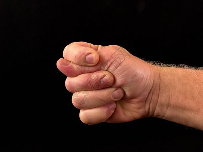 孤立在黑色背景上的手指势三指组合手显示拇指进图片