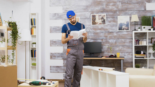 家具装配工人在阅读指示和离开人们的公寓时图片