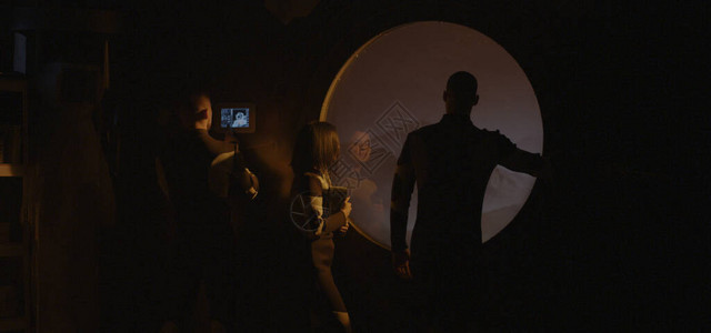三名宇航员中镜头向火星基地窗外图片