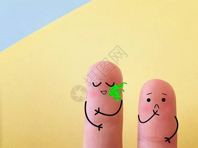 两根手指被装饰成两个人其中一图片