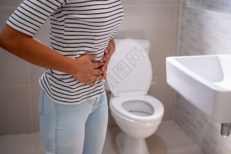 女在月经期间或腹泻或因消化不良腹胀时腹痛和腹部骤停较少胃肠道疾病或背景图片