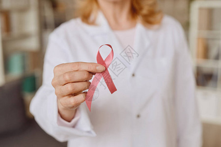 以粉色丝带作为提高对乳腺癌认识的象征复制空间图片
