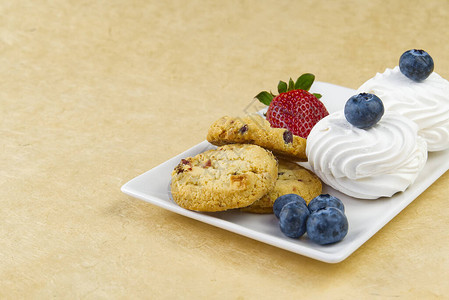 草莓燕麦饼干和蓝莓bize饼干图片