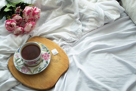 床上的茶准备放松一图片