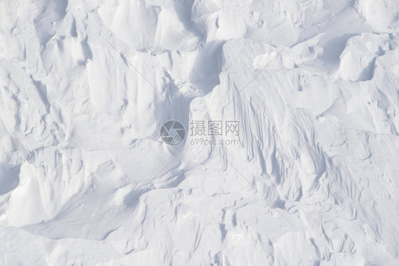 2个更深的阴影被投进山风在高山雪粉中雕刻的碗坑和细线上图片