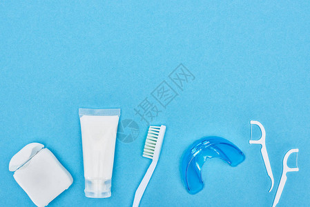 牙膏牙刷和牙线的顶部视图图片
