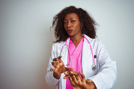 非洲裔美国医生女人戴着粉色听诊器图片