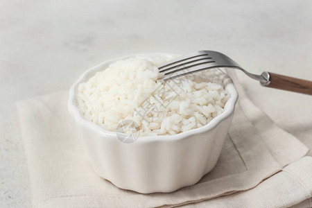 浅色背景中的米饭碗图片