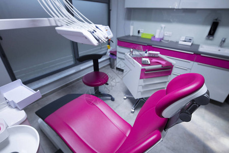 现代牙科实践牙科椅和牙医使用的其他配件图片