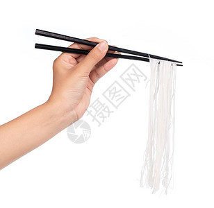手握大米面条用在白色背景上隔绝的筷子图片