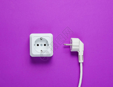 白色塑料电源插座和紫色背图片