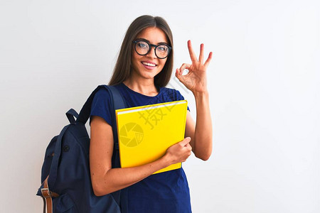 眼镜书戴着背包眼镜的年轻女学生拿着书背景