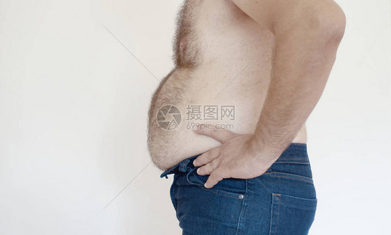 摆在白色背景上的肥胖男人图片
