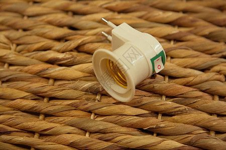E27基的电气装置用于在木制编织背景下图片