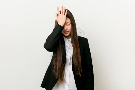 年轻漂亮的女商人忘了什么东西背景图片