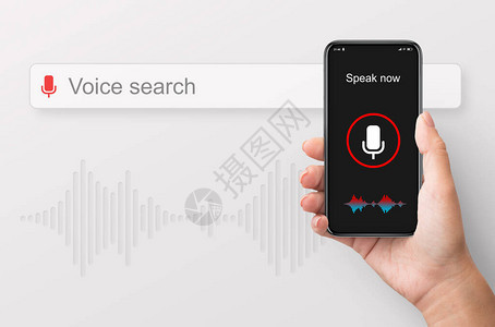 语音搜索应用程序女手持智能手机网上冲浪互联网使用语音识别应用程序在白色背景图片