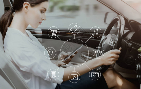 坐在智能汽车上的电话驾驶中使用语音搜索的女人现代技术服务图片