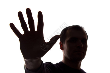 一个年轻人的手蒙住他的脸抗议轮光图片