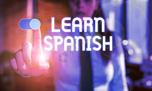 显示学习西班牙语的文字符号展示西班牙翻译语言的商业照片词汇方言语音背景中的模糊女用手指在空图片