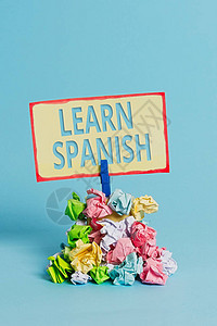 显示学习西班牙语的文字符号商务照片文本翻译语言在西班牙词汇方言语音提醒堆彩色皱纸衣夹图片