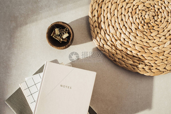 平板笔记本木碗夹稻草立在米色混凝土背景上办公桌工作区业务图片