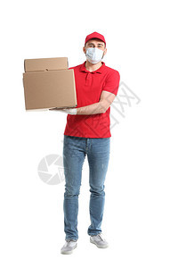 戴着医用口罩和白色背景盒子的男快递员图片