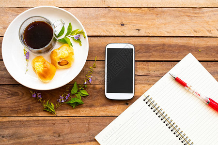 笔记本日记用于商务工作的手机面包生活方式安排的热咖啡浓缩咖啡图片