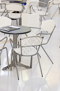 现代设计的白色桌椅图片